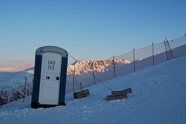 Мобилна химическа тоалетна дори и във високата планина